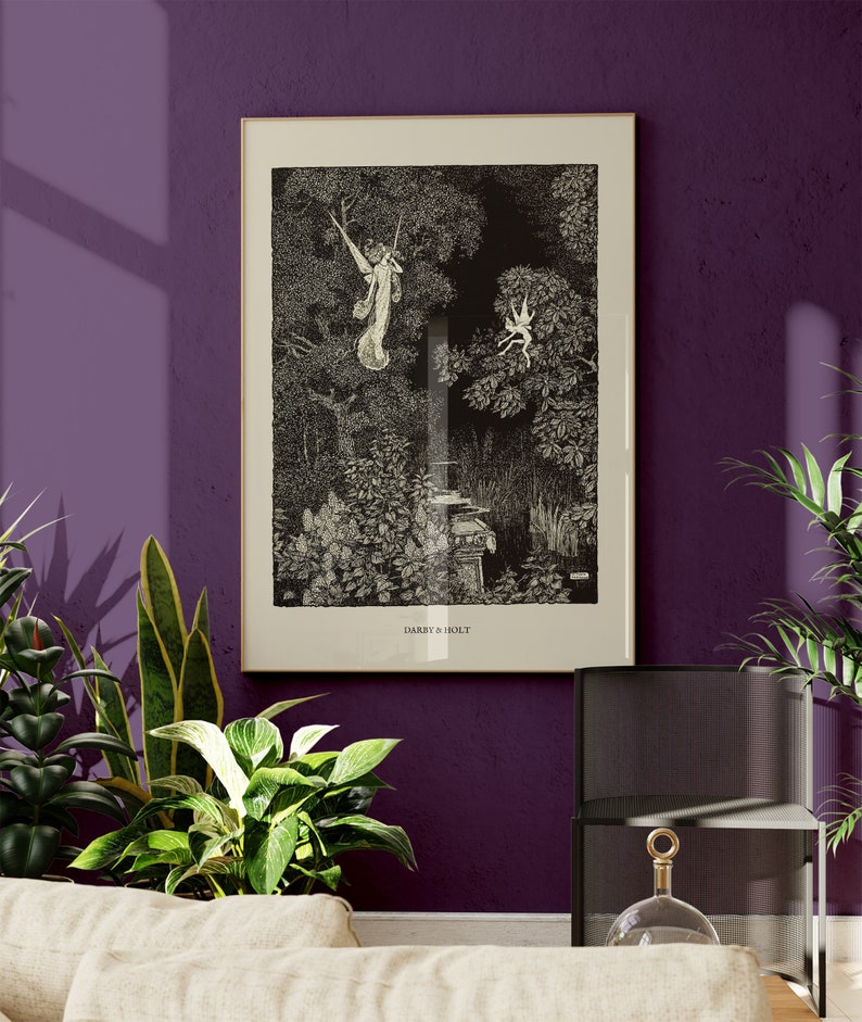 K&ouml;nnte beinhalten: Schwarzwei&szlig;-Illustration einer Fee, die in einem Wald fliegt, mit einem kleinen Wesen, das an einem Baum klettert. Die Illustration ist gerahmt und tr&auml;gt den Text "Darby & Holt" am unteren Rand.