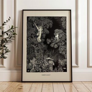 K&ouml;nnte beinhalten: Schwarzwei&szlig;-Illustration von zwei Feen in einer Waldlandschaft. Eine Fee schwingt an einem Ast, w&auml;hrend die andere auf einem Ast sitzt. Die Illustration tr&auml;gt den Titel "Darby & Holt".