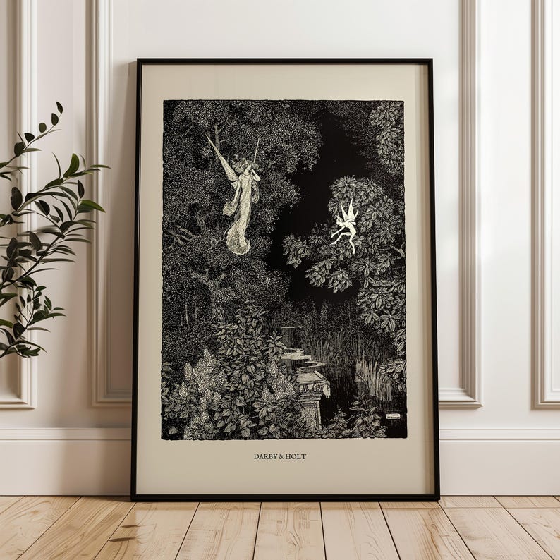 K&ouml;nnte beinhalten: Schwarzwei&szlig;-Illustration von zwei Feen in einer Waldlandschaft. Eine Fee schwingt an einem Ast, w&auml;hrend die andere auf einem Ast sitzt. Die Illustration tr&auml;gt den Titel "Darby & Holt".