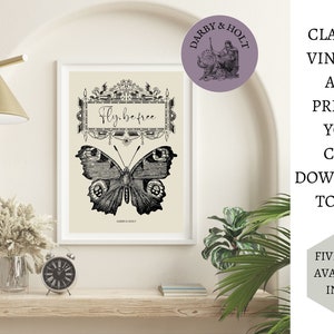 Peut inclure: Une illustration vintage en noir et blanc d'un papillon avec le texte "Fly.befree" dans un cadre d&eacute;coratif. L'illustration est sur un fond cr&egrave;me et est encadr&eacute;e dans un cadre blanc.