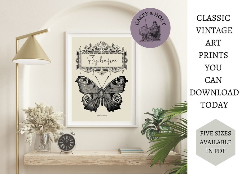 Peut inclure: Une illustration vintage en noir et blanc d'un papillon avec le texte "Fly.befree" dans un cadre d&eacute;coratif. L'illustration est sur un fond cr&egrave;me et est encadr&eacute;e dans un cadre blanc.