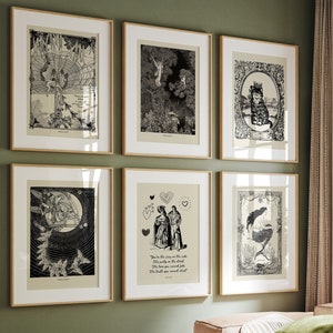K&ouml;nnte beinhalten: Ein Satz von acht schwarz-wei&szlig;en gerahmten Drucken mit verschiedenen Illustrationen. Die Drucke sind in einem Rastermuster an einer Wand angeordnet. Die Drucke zeigen eine Vielzahl von Motiven, darunter eine Katze, eine Meerjungfrau, ein Paar und eine Fee.