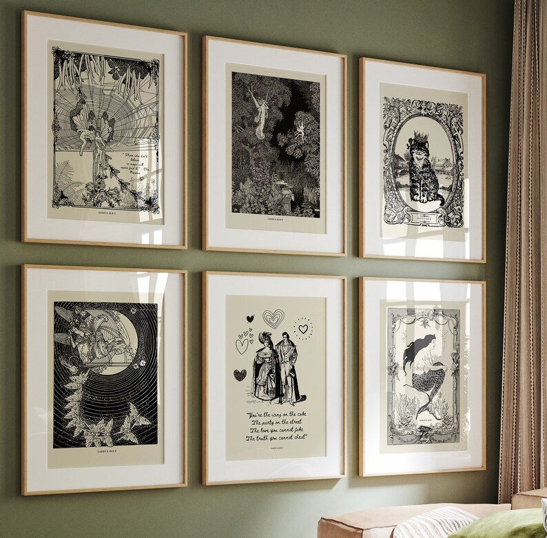 K&ouml;nnte beinhalten: Ein Satz von acht schwarz-wei&szlig;en gerahmten Drucken mit verschiedenen Illustrationen. Die Drucke sind in einem Rastermuster an einer Wand angeordnet. Die Drucke zeigen eine Vielzahl von Motiven, darunter eine Katze, eine Meerjungfrau, ein Paar und eine Fee.