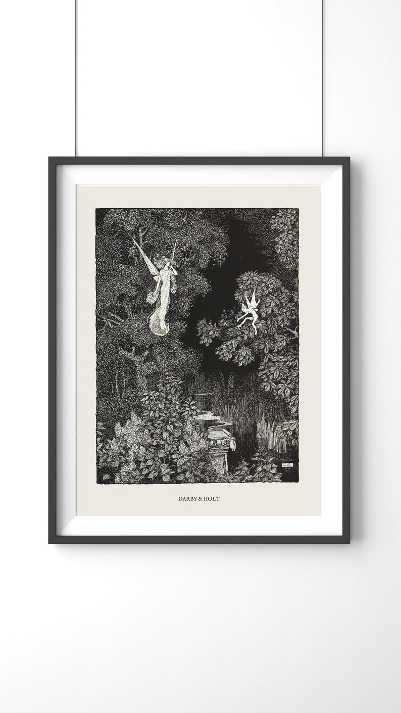 K&ouml;nnte beinhalten: Schwarzwei&szlig;illustration einer Fee, die durch einen Wald fliegt, mit einer kleinen Fee, die auf einem Ast sitzt. Die Illustration ist in einem schwarzen Rahmen gerahmt mit dem Text "Darby & Holt" unten.