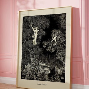 K&ouml;nnte beinhalten: Schwarzwei&szlig;-Illustration von zwei Feen in einer Waldlandschaft. Die Feen sind in einer fantasievollen und &auml;therischen Art dargestellt, wobei eine Fee an einem Ast schwingt und die andere durch die Luft fliegt. Die Illustration ist in einem cremefarbenen Rahmen mit dem Text "DARBY & HOLT" am unteren Rand gerahmt.