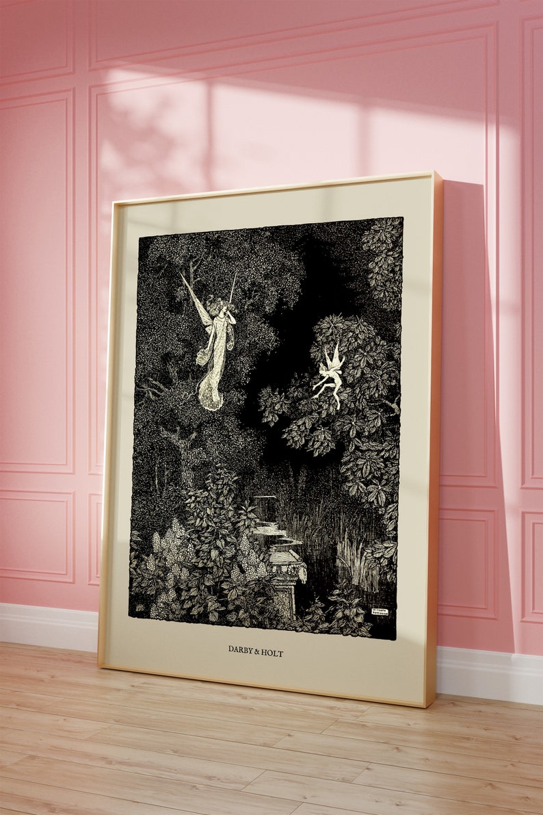 K&ouml;nnte beinhalten: Schwarzwei&szlig;-Illustration von zwei Feen in einer Waldlandschaft. Die Feen sind in einer fantasievollen und &auml;therischen Art dargestellt, wobei eine Fee an einem Ast schwingt und die andere durch die Luft fliegt. Die Illustration ist in einem cremefarbenen Rahmen mit dem Text "DARBY & HOLT" am unteren Rand gerahmt.