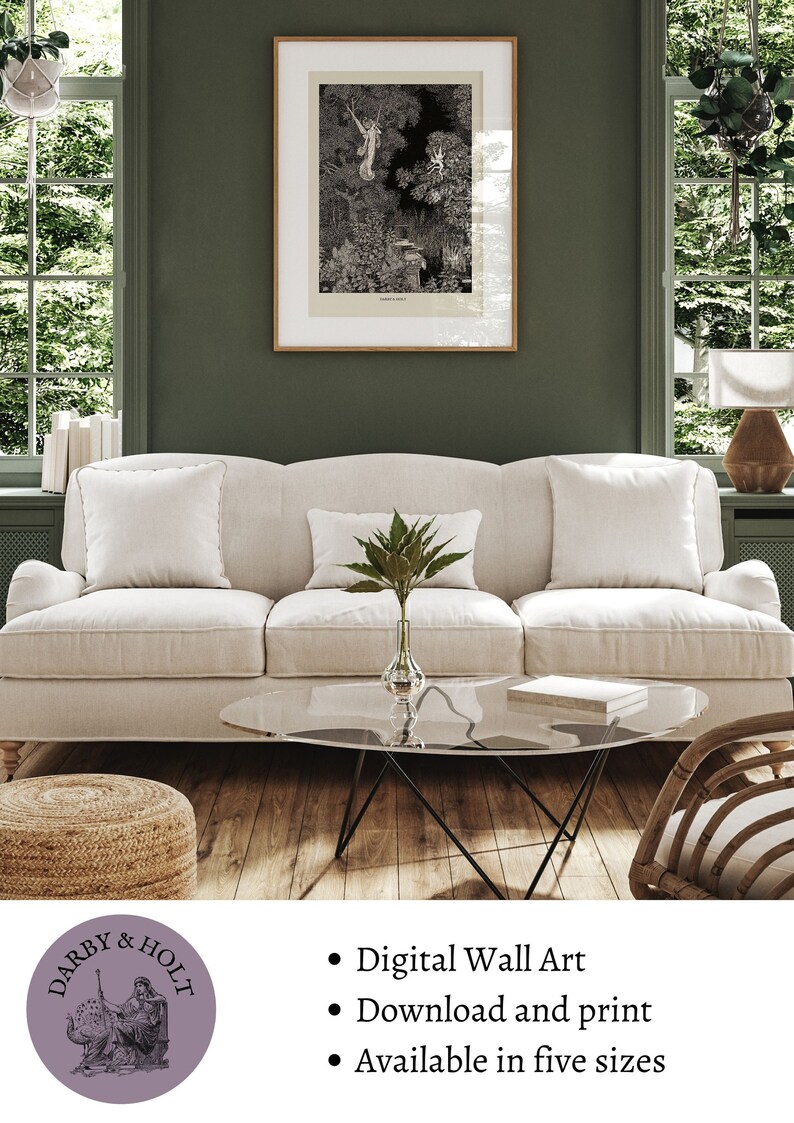 K&ouml;nnte beinhalten: Eine Schwarzwei&szlig;illustration einer Frau in einem Wald, gedruckt auf wei&szlig;em Hintergrund und in einem Holzrahmen gerahmt. Der Druck h&auml;ngt an einer gr&uuml;nen Wand &uuml;ber einem wei&szlig;en Sofa. Der Text "DARBY & HOLT" ist in einem violetten Kreis mit einer Schwarzwei&szlig;illustration einer Frau, die auf einem Pfau sitzt, sichtbar.