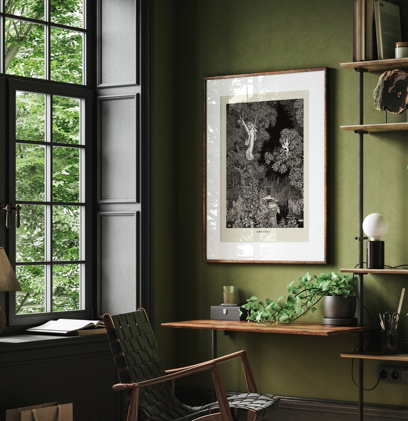 K&ouml;nnte beinhalten: Eine Schwarzwei&szlig;illustration einer Waldszene mit B&auml;umen und einem Bach. Die Illustration ist in einem braunen Holzrahmen gerahmt und h&auml;ngt an einer gr&uuml;nen Wand. Ein Holztisch mit einer Topfpflanze steht vor dem Kunstwerk.
