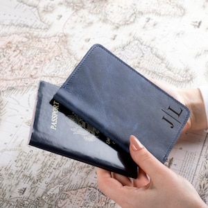 Funda de pasaporte de cuero personalizada: billetera de viaje personalizada, porta pasaporte grabado, regalo para él o ella, regalo de luna de miel para parejas.