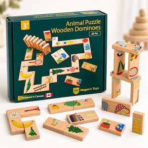 Może przedstawiać: Zestaw 28 drewnianych domina z kolorowymi ilustracjami zwierząt i przedmiotów na jasnym drewnie. Ciemnozielone pudełko zawiera napis Animal Puzzle Wooden Dominoes, 3+, 28 Pcs oraz Megan's Toys. Niektóre elementy domina są ułożone w pionową wieżę.