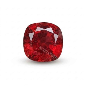Puede incluir: Una piedra preciosa de corte cojín con un color rojo intenso y vibrante y una superficie multifacetada. La piedra presenta un patrón geométrico claro y simétrico con bordes definidos. El texto KUDRATGEMS está impreso en el centro.