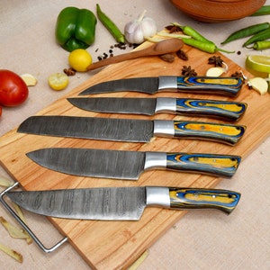 Complete 5 Piece Kitchen Knife Set with Damascus Pattern - Japanese Chef Knife Set with Smooth Wooden Handles - Ultra Sharp for Fast Cutting