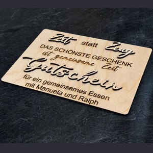 individueller Gutschein aus Holz, ZEIT statt ZEUG , personalisierbar, Geschenk => jetzt inklusive Ständer!!! Die Geschenkidee