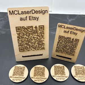 Könnte beinhalten: Vier Holzschilder mit einem QR-Code und dem Text "MCLaserDesign auf Etsy". Die Schilder sind unterschiedlich groß und in einer Reihe angeordnet.