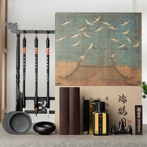 Die vier Schätze der Studie, ein japanischer Kalligraphie-Pinsel, ein Malset enthält Pinsel, Tintenstein, Tintenstift, Tintenplatte, Stiftständer und Reispapier