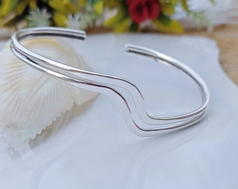 Bracelete em prata de lei 925 martelada, ajustável e para usar em conjunto com outros braceletes.