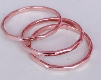 Juego de anillos apilables de cobre martillado: anillos minimalistas hechos a mano