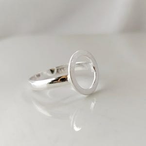 Handgemaakte sterlingzilveren open cirkelring – mat geometrische ring