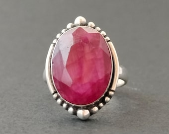 Oval rubinring i sterlingsilver: Smycken i naturlig ädelsten