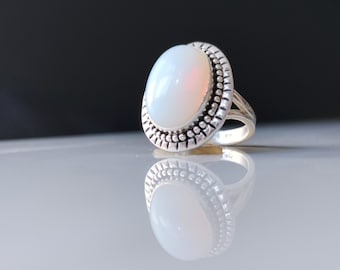 Anillo de ópalo blanco en plata de ley hecho a mano: anillo ovalado con un toque llamativo