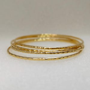 Conjunto de 4 pulseiras de prata esterlina banhadas a ouro 14k marteladas