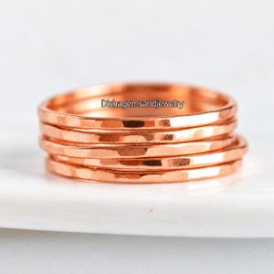 Conjunto de 5 anillos apilables de cobre martillado - Banda rústica texturizada - Joyería artesanal minimalista