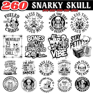 Op de afbeelding: Een verzameling van 16 zwart-witte Snarky Skull-ontwerpen, elk met een skelet met zinnen als "Fueled by Coffee & Chaos" en "Stay Petty". De ontwerpen zijn beschikbaar in SVG-, DXF-, PNG-, PDF- en JPEG-formaten.