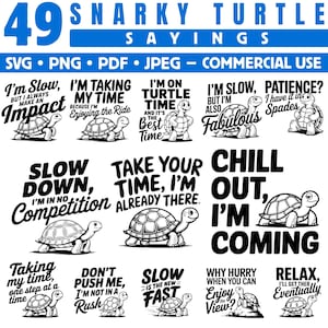 Może przedstawiać: Cyfrowy projekt z 49 "Snarky Turtle Sayings" w czarnym tekście i ilustracjami żółwi. Frazy obejmują "I'm slow, but I always make an impact" i "Chill out, I'm coming". Dostępne w formatach SVG, PNG, PDF i JPEG.