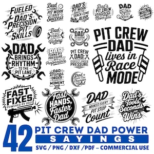 Puede incluir: Una colección de gráficos en blanco y negro con frases sobre equipos de boxes y padres. Las frases incluyen "Pit Crew Dad lives in Race Mode" y "Fast Hands, Faster Dad". La imagen también incluye el texto "42 Pit Crew Dad Power Sayings."