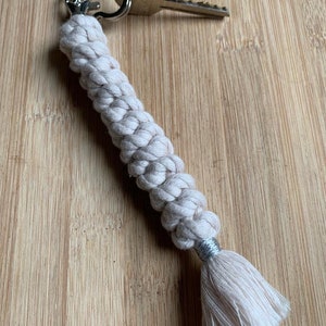 Keychain in macramé oeko tex ecru