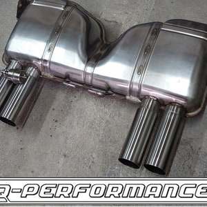 Może przedstawiać: Układ wydechowy ze stali nierdzewnej z czterema końcówkami wydechowymi. Układ wydechowy jest przeznaczony do samochodu i ma polerowane wykończenie. Układ jest oznaczony logo "Q-PERFORMANCE".