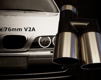 Könnte beinhalten: Ein silbernes Auto mit einem schwarzen und silbernen Doppel-Auspuffrohr. Das Auspuffrohr ist mit "2x 76mm V2A" beschriftet. Das Auto ist ein BMW E-39.