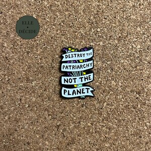 Pin féministe “Destroy the patriarchy not the planet” – pin émaillé – eco féminisme