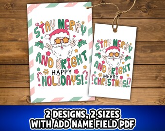Könnte beinhalten: Zwei Geschenk-Anhänger zum Thema Feiertage mit einer Illustration des Weihnachtsmanns mit Sonnenbrille. Die Anhänger zeigen den Text "Stay Merry and Bright" und "Happy Holidays!" und "Merry Christmas!" in einer farbenfrohen Retro-Schrift.