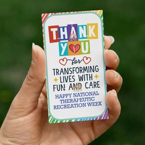 Könnte beinhalten: Eine bunte Karte mit dem Text "Danke für die Transformation von Leben mit Spaß und Fürsorge" und "Frohe Nationale Woche der Therapeutischen Erholung".