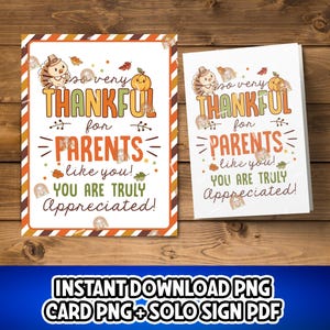 Puede incluir: Dos tarjetas temáticas de Acción de Gracias con el texto "¡Tan agradecido por padres como tú! ¡Eres realmente apreciado!" Las tarjetas presentan ilustraciones de un pavo y una calabaza. Las tarjetas están sobre un fondo de madera.