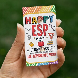 Może przedstawiać: Prostokątna karta z tęczową obwódką w paski i napisem "HAPPY ESP day" dużymi literami. Karta zawiera ilustracje szkolnego autobusu, jabłka i innych ikon związanych ze szkołą. Obecny jest również tekst "THANK YOU for all that you do! WE APPRECIATE YOU!"
