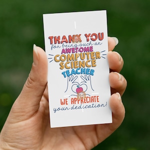 Könnte beinhalten: Eine Dankeskarte für einen Informatiklehrer. Die Karte hat ein farbenfrohes Design mit einem Apfel und dem Text "Vielen Dank, dass Sie ein so großartiger Informatiklehrer sind. Wir schätzen Ihr Engagement!"