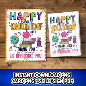 Könnte beinhalten: Zwei farbenfrohe Karten mit dem Text "HAPPY American EDUCATION WEEK" und "THANK YOU, WE APPRECIATE YOU!". Die Karten zeigen Illustrationen eines Apfels, Bücher, Bleistifte und einen Globus. Der untere Teil des Bildes enthält den Text "INSTANT DOWNLOAD PNG CARD PNG+ SOLO SIGN PDF".