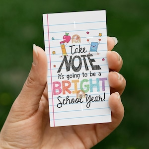 Etichetta per il ritorno a scuola, etichetta per il primo giorno di scuola "Prendi nota, brillante anno scolastico", etichetta per il quaderno del primo giorno di scuola, etichetta regalo stampabile per il primo giorno.