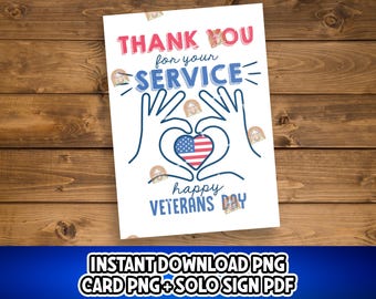 Op de afbeelding: Een witte kaart met de tekst "THANK YOU for your SERVICE" in rood en blauw. Het ontwerp bevat handen die een hart vormen rond een Amerikaanse vlag en de woorden "happy VETERANS DAY".