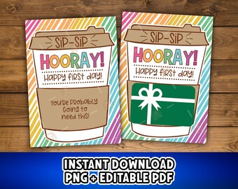 Könnte beinhalten: Zwei Karten mit Kaffeetassen-Motiven mit dem Text "SIP-SIP HOORAY! Happy first day!". Eine Karte hat den Text "You're Probably Going to Need This!". Die andere Karte hat eine grüne Geschenkkarten-Grafik. Der Hintergrund ist ein Regenbogenmuster.