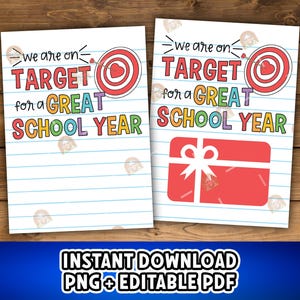 Może przedstawiać: Dwa drukowane projekty o tematyce szkolnej na papierze w linie. Jeden przedstawia cel z sercem, drugi pudełko na prezent. Tekst brzmi "We are on TARGET for a GREAT SCHOOL YEAR" w kolorowych literach. Dolny baner mówi "INSTANT DOWNLOAD PNG + EDITABLE PDF".