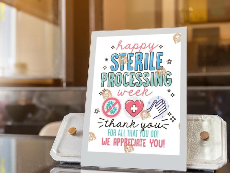 Pu&ograve; includere: Un cartello bianco con il testo "happy STERILE PROCESSING week" in lettere blu e verdi. Il cartello ha anche un cuore rosso con una croce bianca, un cerchio rosso con una linea bianca attraverso un virus e due mani che applaudono. Il testo "thank you FOR ALL THAT YOU DO! WE APPRECIATE YOU!" &egrave; sotto le immagini.