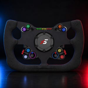 Puede incluir: Un volante de carreras negro con agarre texturizado, que presenta un centro circular con un logotipo del número 5 en blanco y rojo. El volante incluye varios botones retroiluminados de colores, diales giratorios y una tira LED.