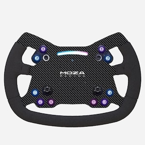Puede incluir: Volante de carreras negro y gris con el texto "MOZA RACING". El volante tiene un diseño de fibra de carbono en el centro y está rodeado por un agarre negro texturizado. Cuenta con múltiples botones y diales de colores.