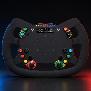 Puede incluir: Un volante de carreras negro con una pantalla digital central que muestra tiempos de vuelta y datos de marcha. El volante cuenta con múltiples botones de colores, incluyendo rojo, azul, verde, amarillo y naranja, junto a dos diales circulares.