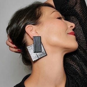 Pendientes de botón extragrandes en plata negra de arcilla polimérica, pendientes de clip llamativos