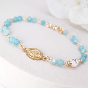 Bracciale con medaglia miracolosa per donna, braccialetto con lettera iniziale della Vergine Maria, gioielli cattolici, regalo per la prima comunione per ragazze, perline di amazzonite