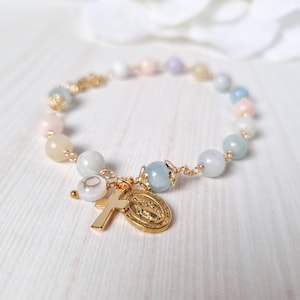 Pulsera de rosario personalizada para mujer y niña en piedra berilo natural, delicado regalo de primera comunión, cuentas de oración de una década con dije